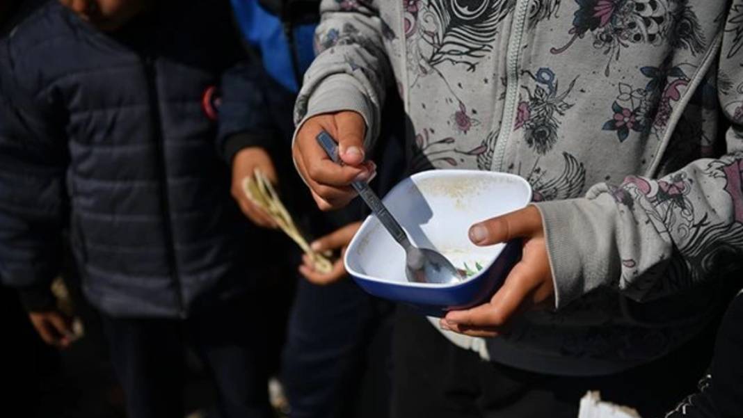 Gazzeli çocuklar 'Özgür Filistin' dövizlerini havalandırdı: Küçük bedenlerden büyük sesler! 3